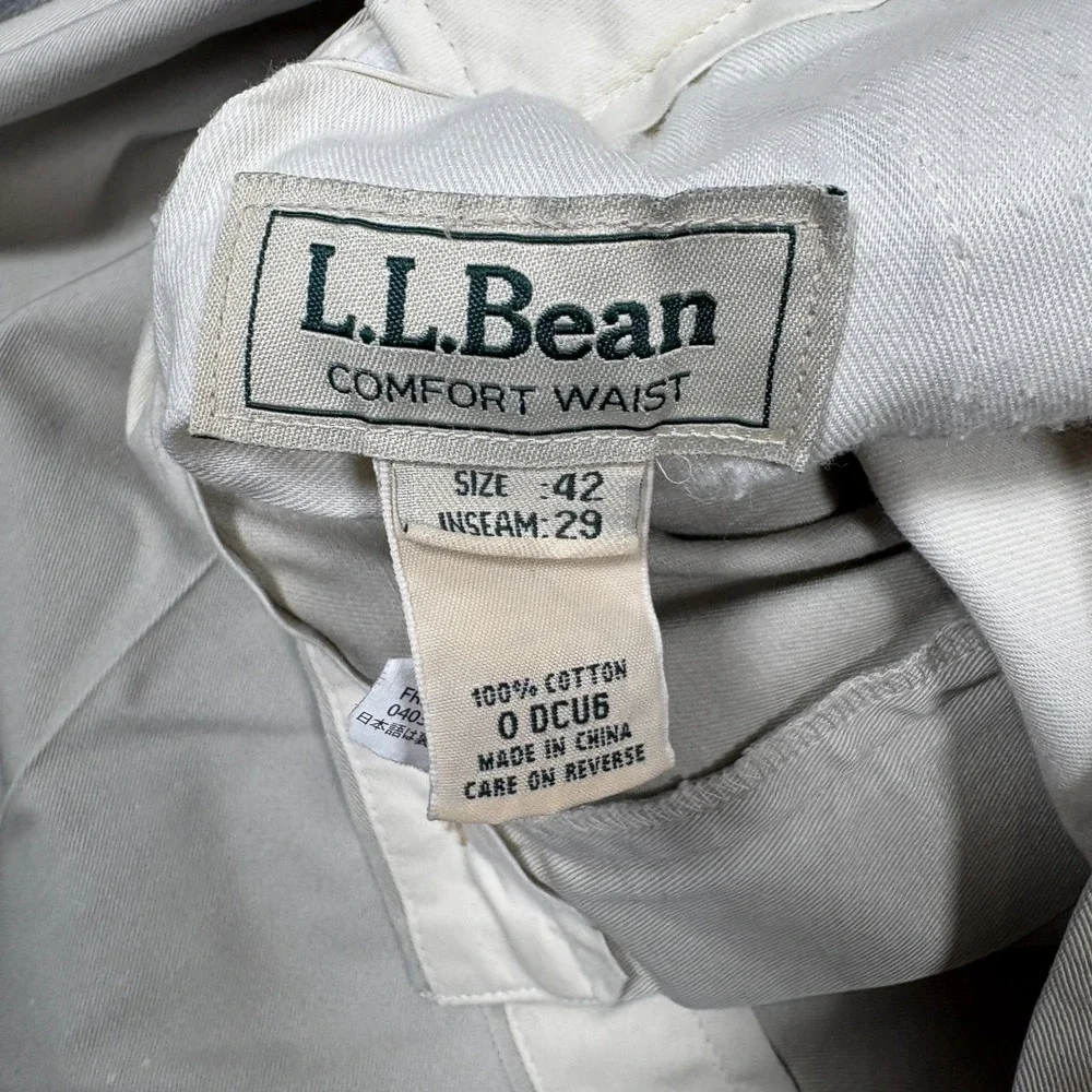 L.L. Bean Chino Pants Men's Size‎ 42 Comfort Waist Pleated 100% Cotton Casual